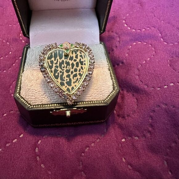 Betsey Johnson leopard  heart ring with jewels - ring size 7 -comes w/ ring box - Picture 1 of 7
